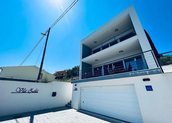 Lovely Zala كالي